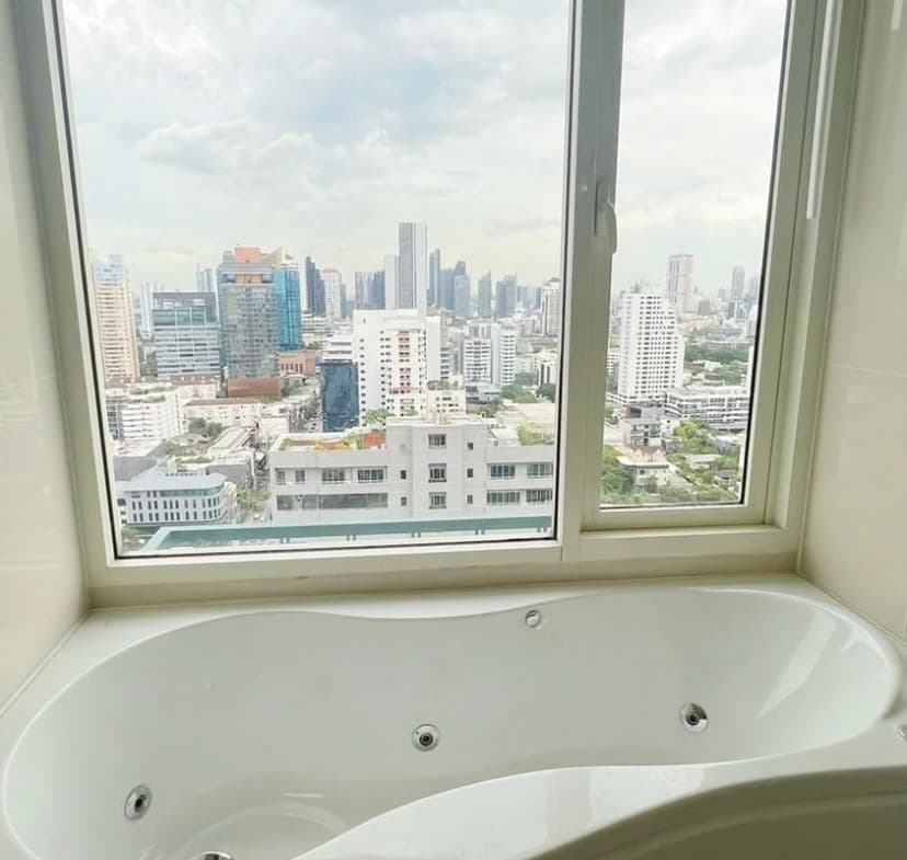 Ivy Thonglor 