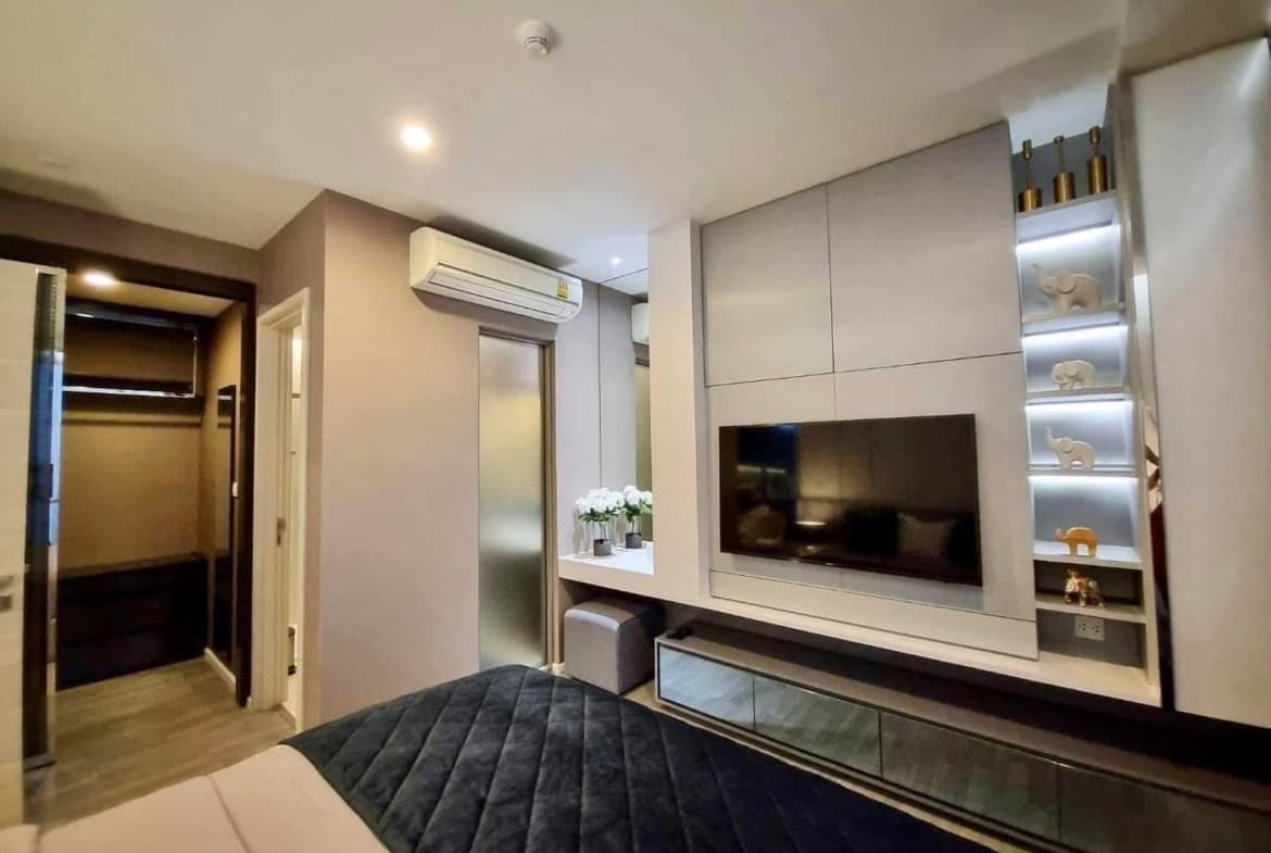 The Room Sathorn – St. Louis