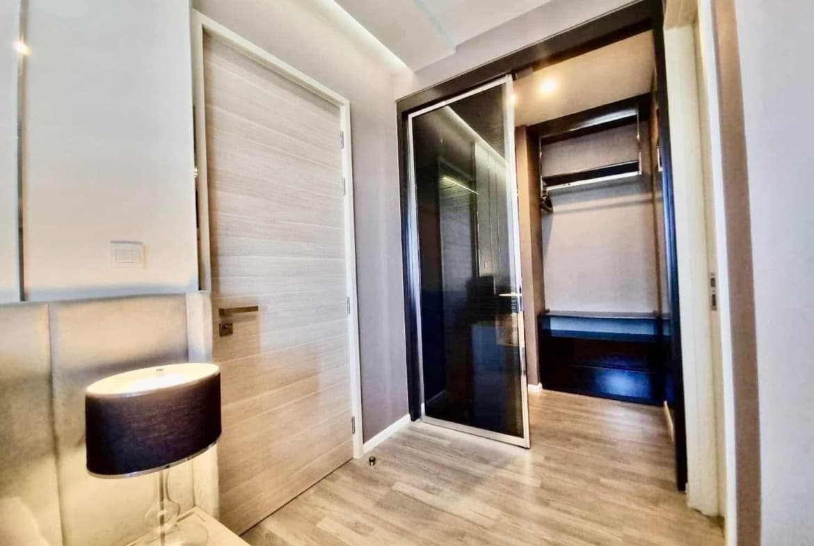 The Room Sathorn – St. Louis