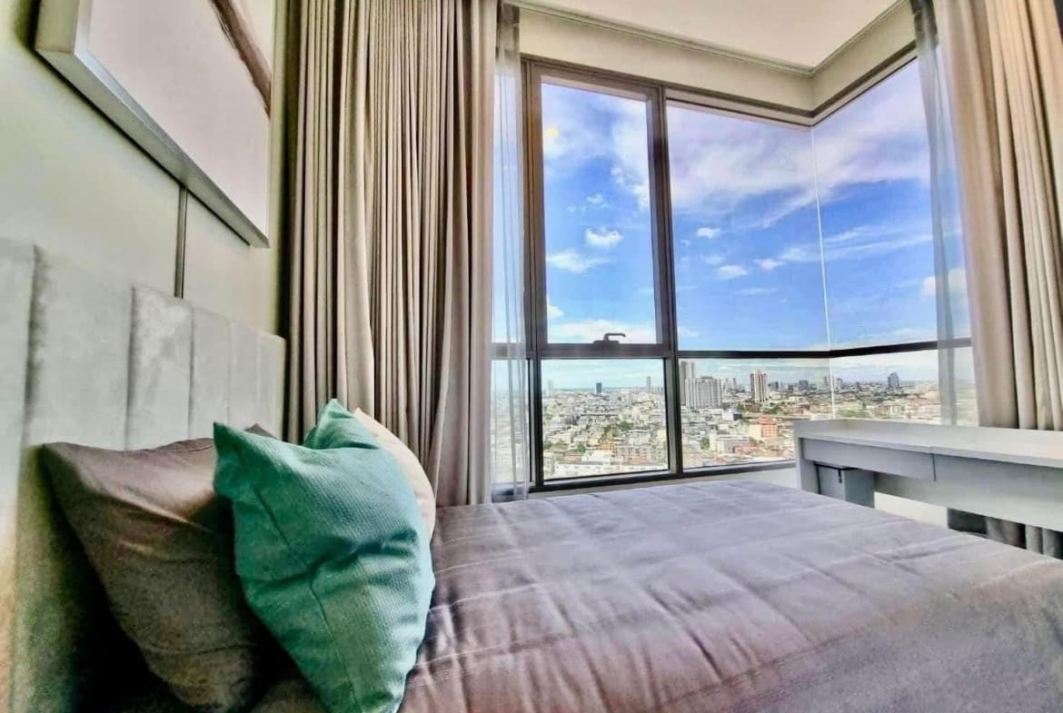 The Room Sathorn – St. Louis