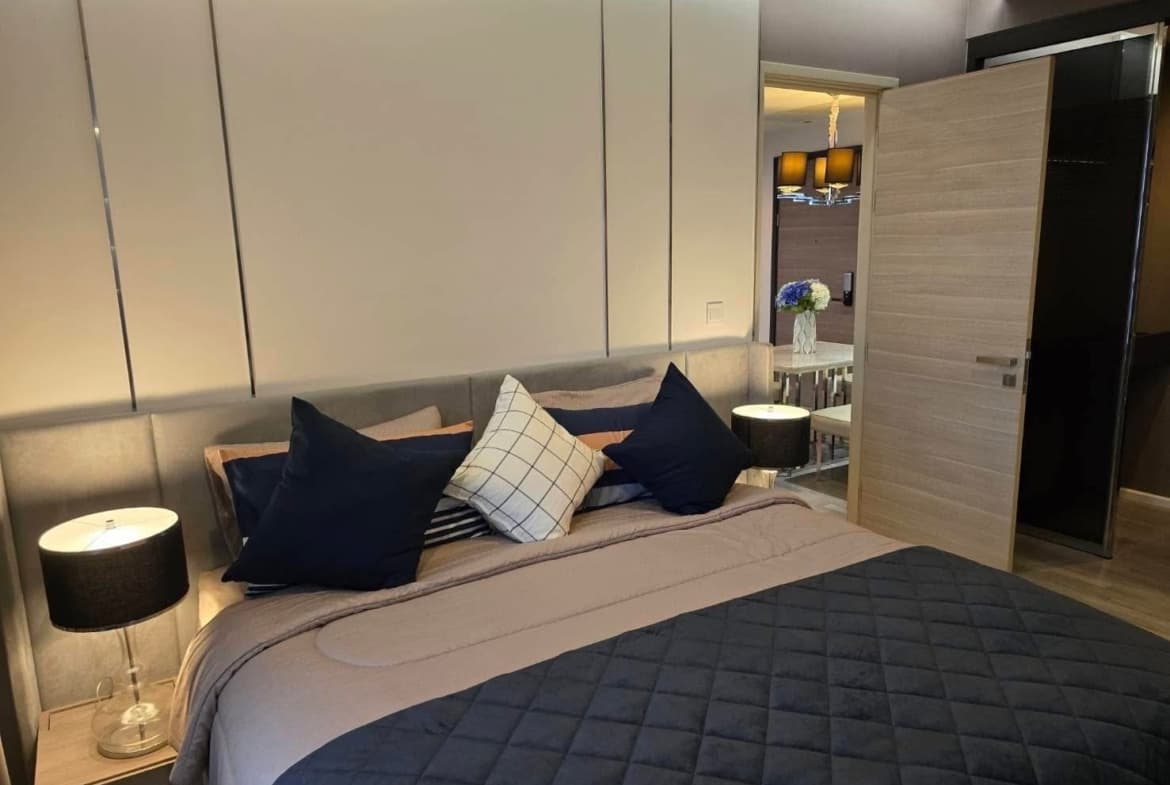 The Room Sathorn – St. Louis