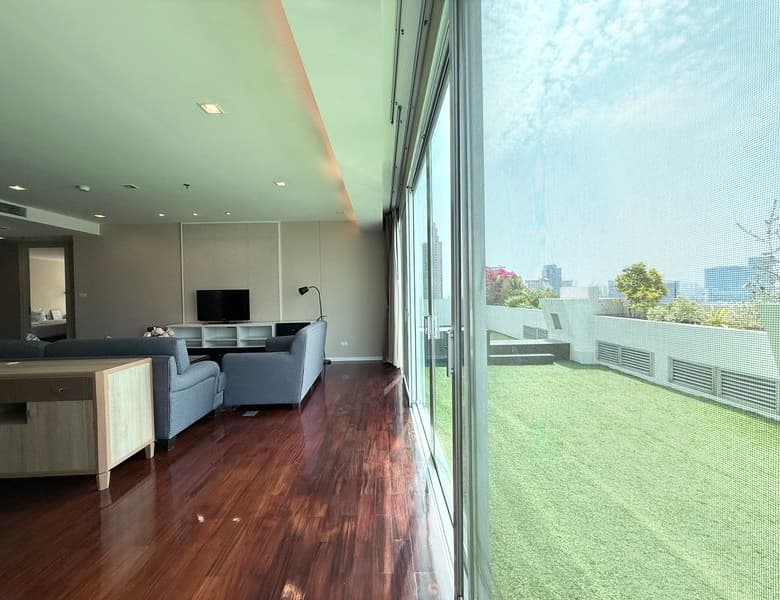 Classy Pet Friendly Apartment in Asoke