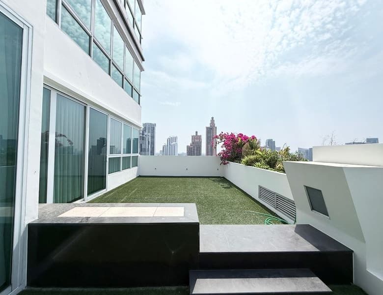 Classy Pet Friendly Apartment in Asoke