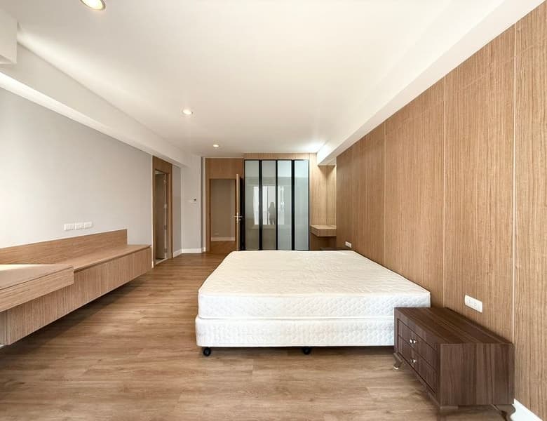 Classy Pet Friendly Apartment in Asoke