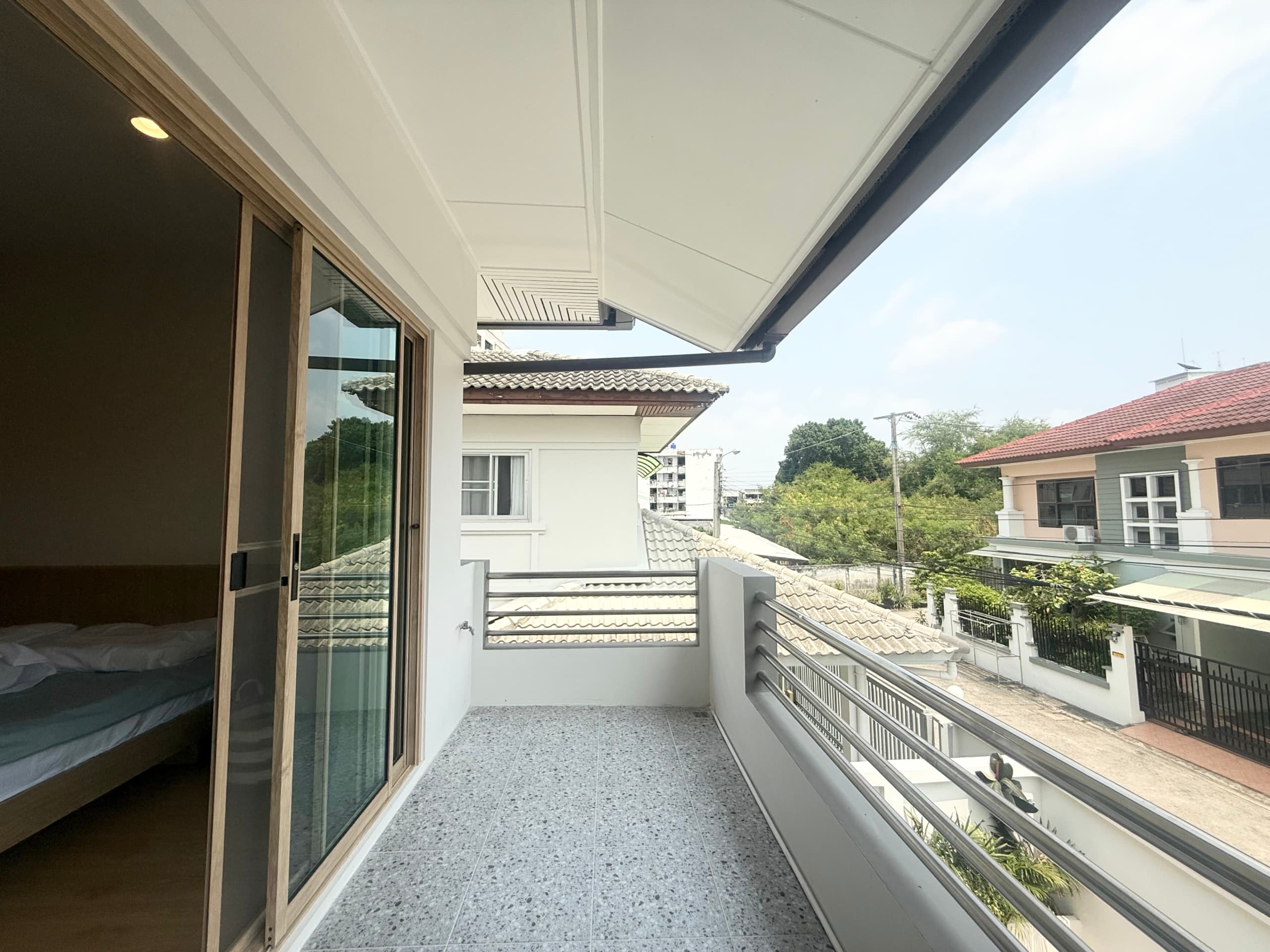 Detached House with Private Pool in Onnut 25