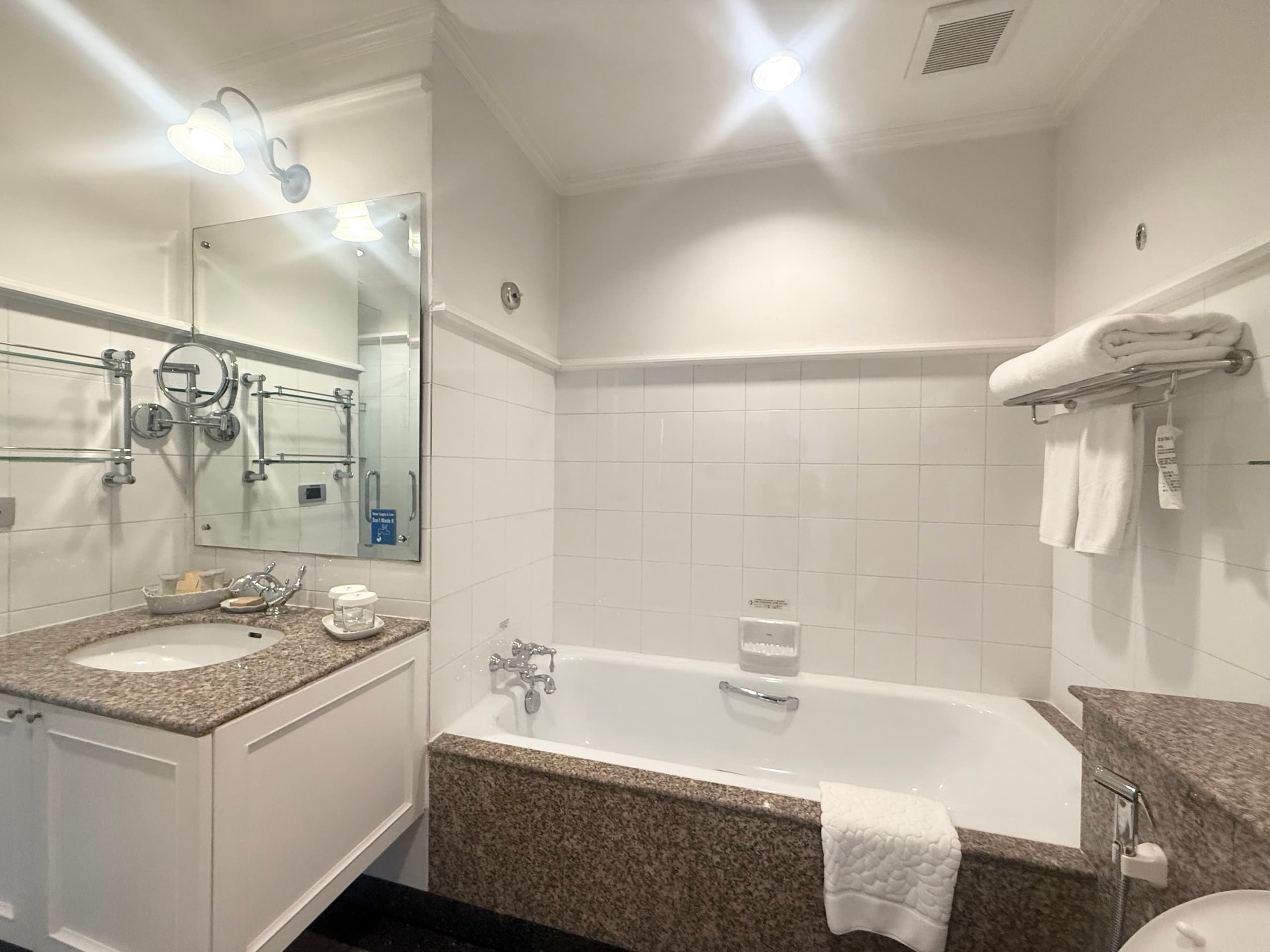 Cozy Residence at Langsuan  for rent at Langsuan