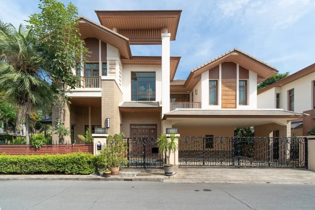 Super Luxury house Prime Sukhumvit 67 with private pool and Jacuzzi