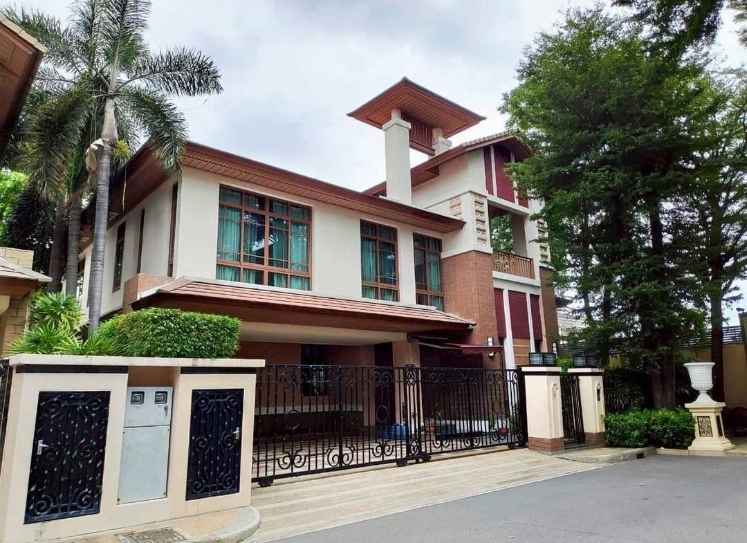 Super Luxury house Prime Sukhumvit 67 with private pool