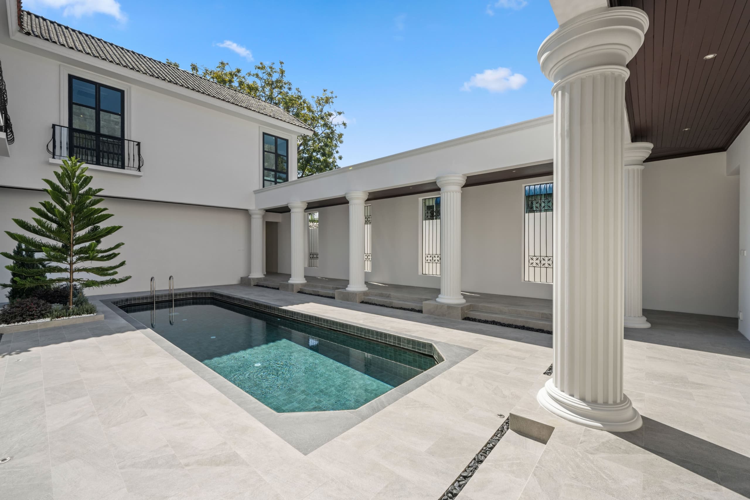 Luxury House in Soi Nakniwas 41
