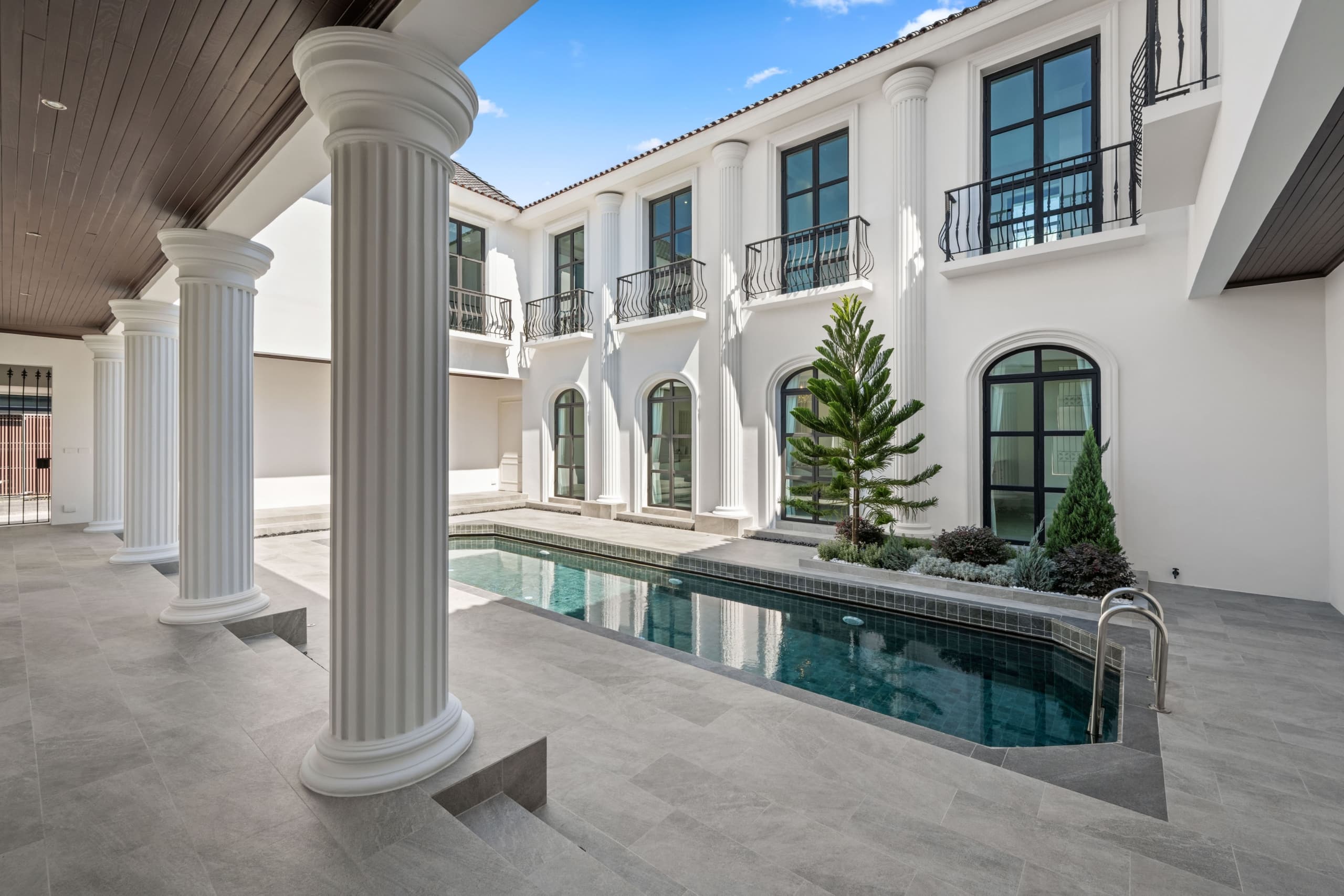 Luxury House in Soi Nakniwas 41