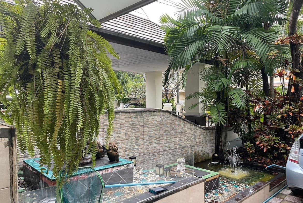 Baan Pattanakarn (House in Pattanakarn 30)