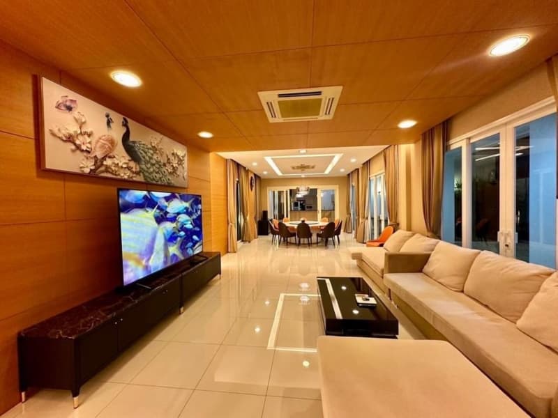 7-BR Mansion in Windmill Village Bangna